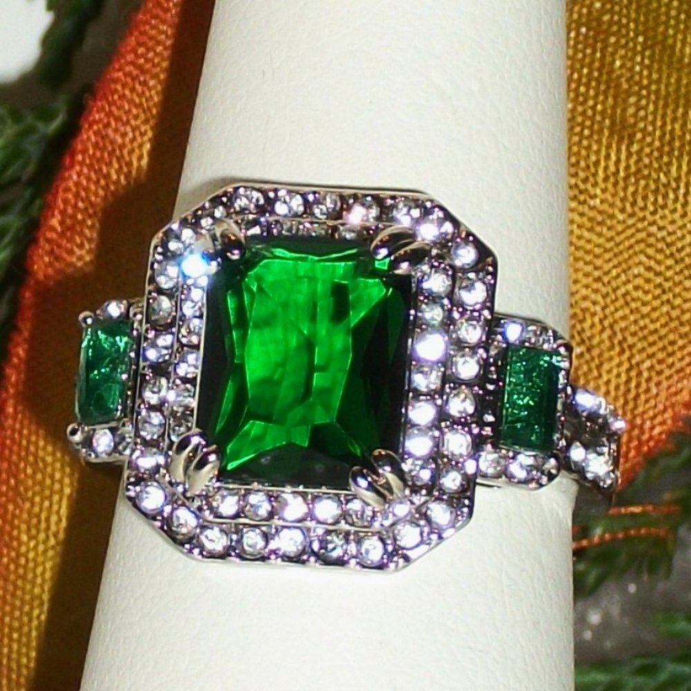 βοΈHPβοΈ Simulated 3 Emerald & Diamond Ring NEW Sz 8